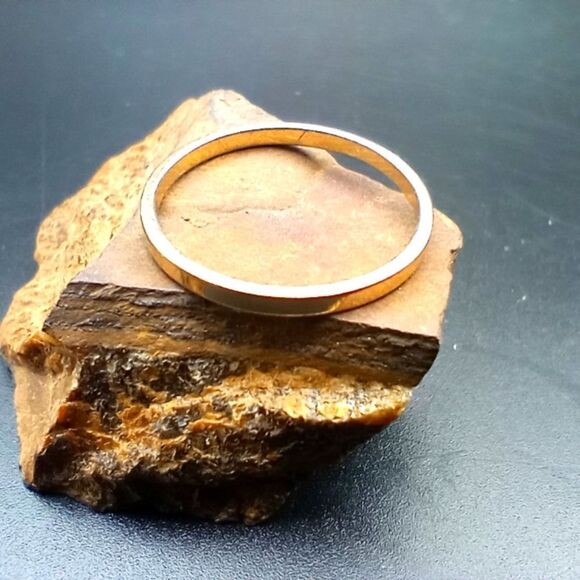 Gold tone Luxe wedding band size 6.5 R221